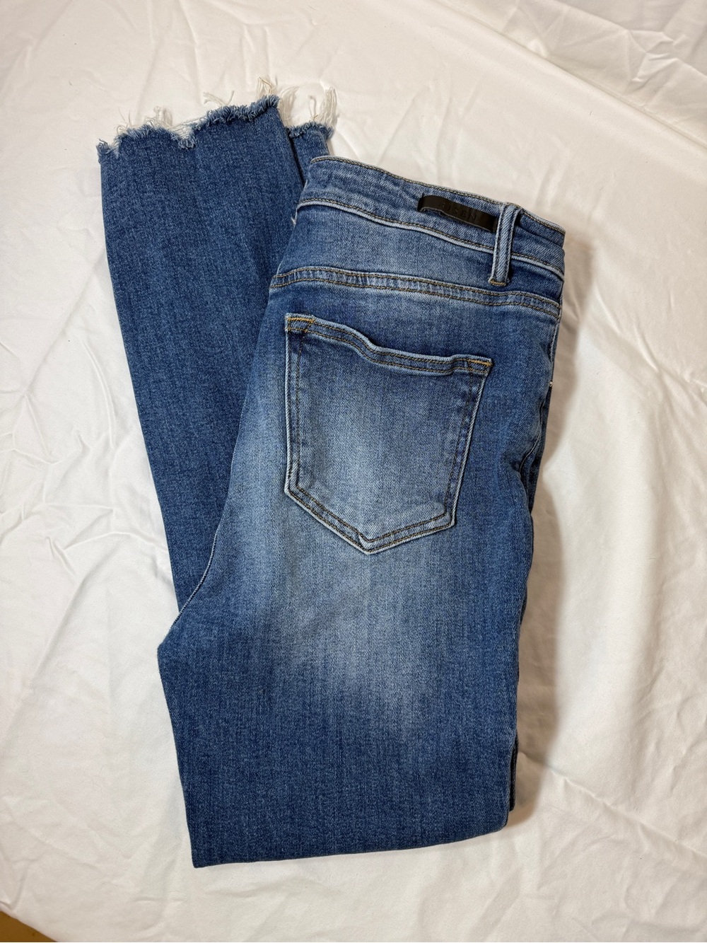 Women’s Cropped Frayed Hem Jeans in Blue